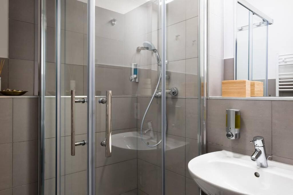 Sc 05 By Rockchair Apartments L Superhost Status L 2 Bedrooms Boxspringbeds Balcony Elevator - Cozy Family & Business Flair Welcomes You! Berlin Exterior photo